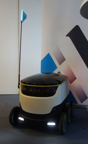 配送ロボット